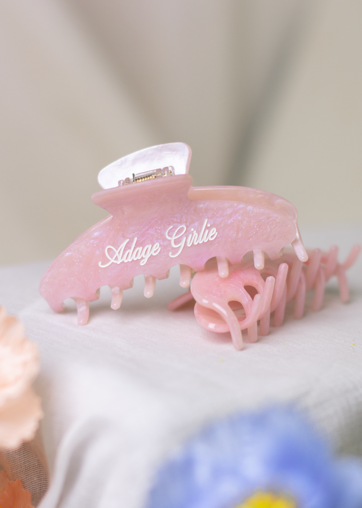 Adage Girlie Claw Clip - Strawberry Glaze - Cloud & Victory